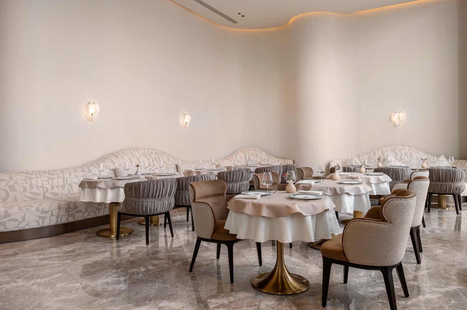 Зал ресторана ENZO Rest